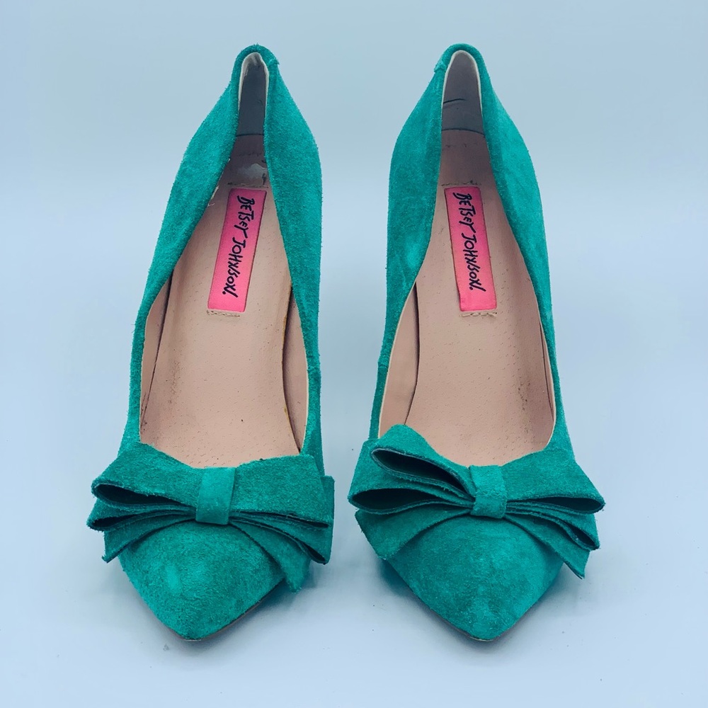 Betsey Johnson bow heels. Green suede.